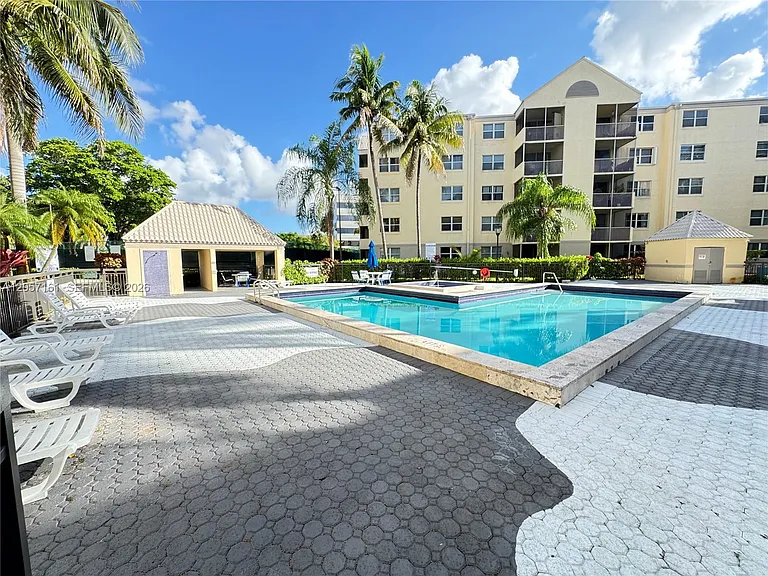8205 Lake Dr #401 — Photo 3