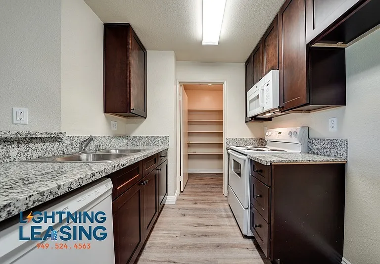 2850 Riverside Dr #2-206 — Photo 2