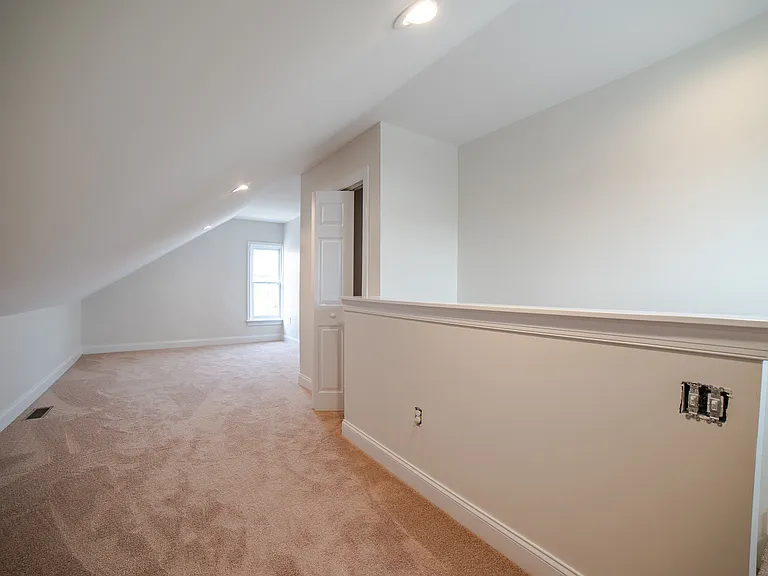 570 W Louther St — Photo 12
