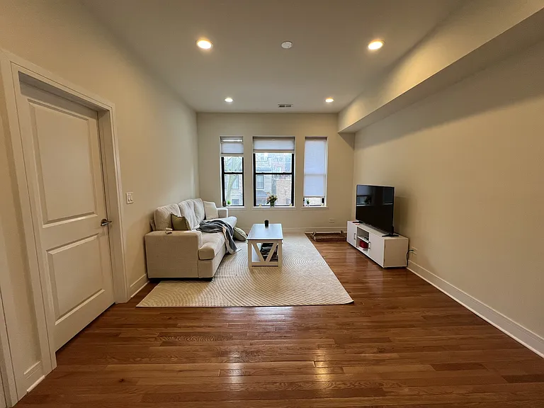 710-16 W Buckingham Pl — Photo 15