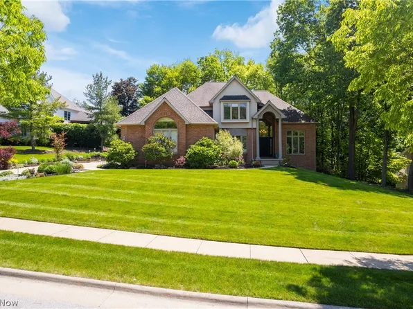 2058 Forest Edge Dr, Cuyahoga Falls, OH 44223