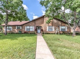 2602 Briar Oaks Dr, Bryan, TX 77802