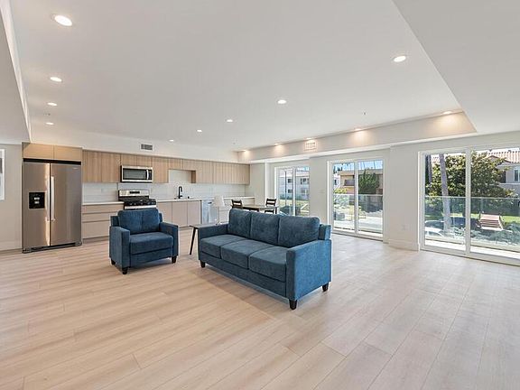 4th image of 226 N Berendo St #200
