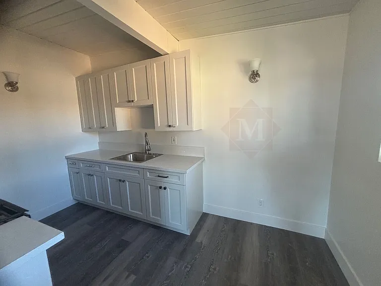 221 N North St #D — Photo 3