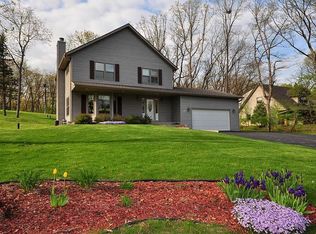 21520 W Lochleven Ln, New Berlin, WI 53146