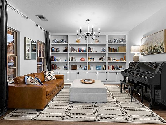 Entry room with built ins
