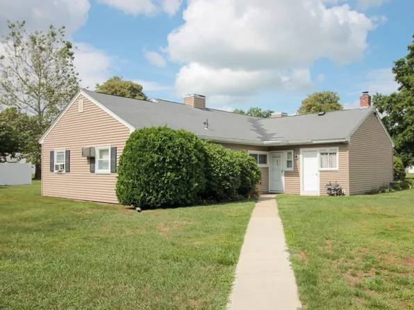 62 Horseshoe Dr #62, Chicopee, MA 01022