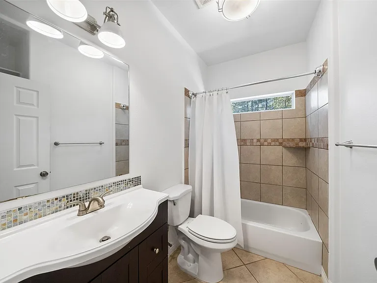 110 Lords Cir — Photo 17