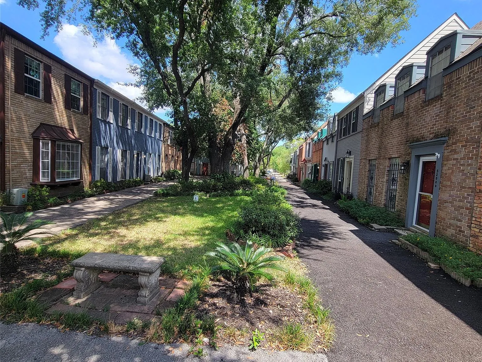 1 bed, 1.0 bath, 736 sqft, $975 — Photo 2