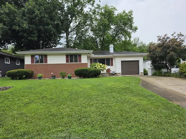 1107 E Fairlawn Dr, Urbana, IL 61801