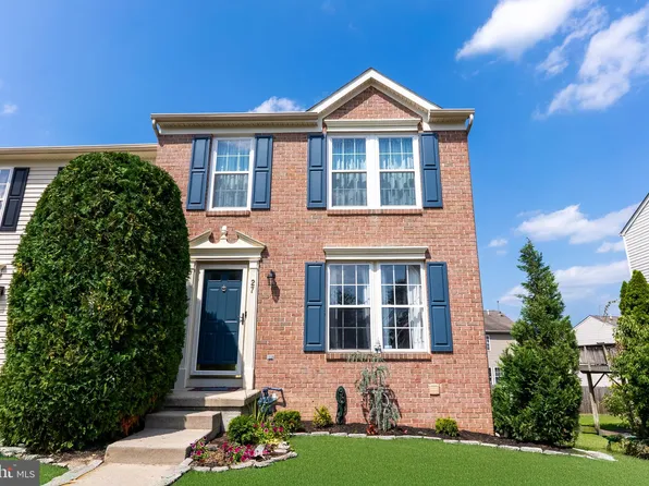 27 Players Ln, Pine Hill, NJ 08021