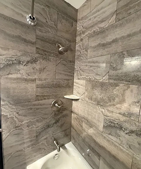 BATHROOM SHOWER & TUB