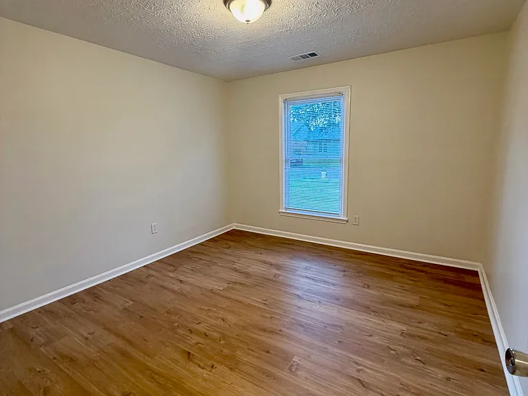 1570 Summerhill Dr — Photo 10
