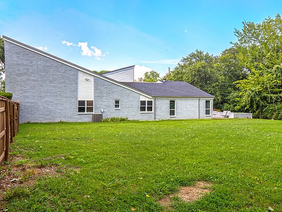  Large yard, perfect for pool