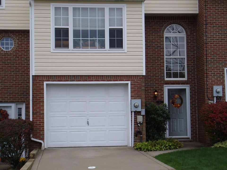 EXTERIOR FRONT OF TOWNHOUSE