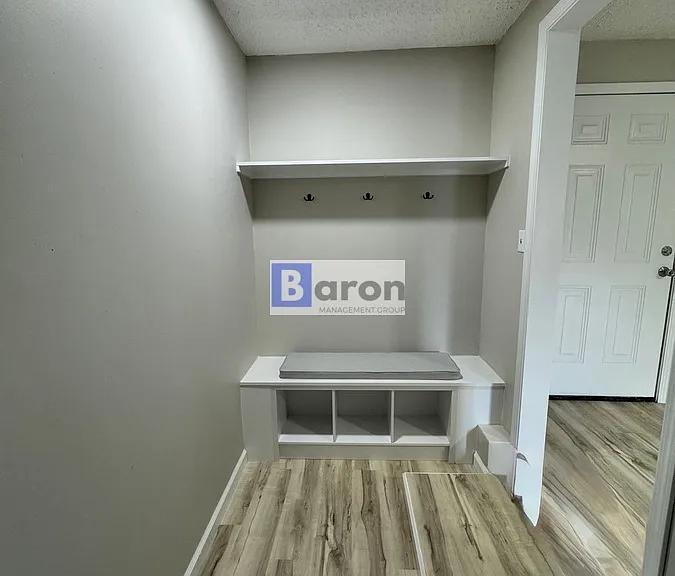 2923 Smalley Ave — Photo 10