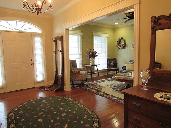 ENTRY WAY/FORMAL LIVING ROOM