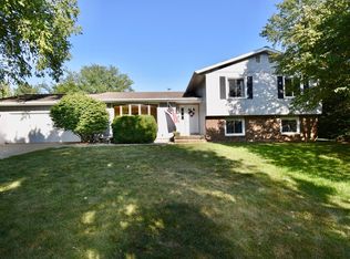 8661 Prairie Trl, Bloomington, IL 61705