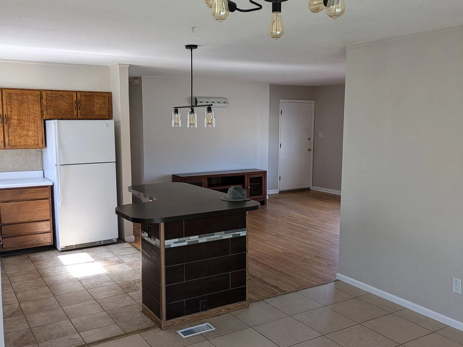 3 bed, 1128 sqft, $2,100 — Photo 2