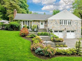 8 Ridge Dr W, Roslyn, NY 11576