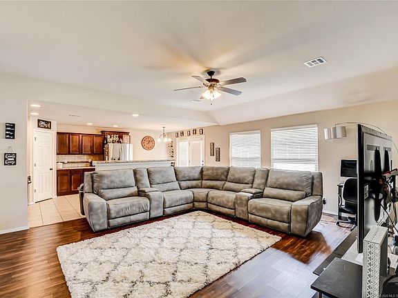 5th image of 2509 W Imperial St
