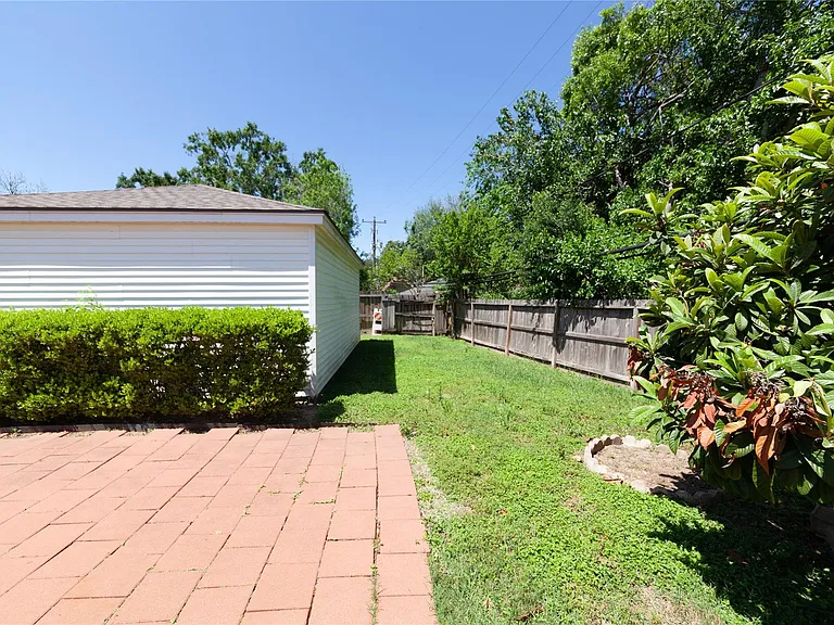 8826 Roos Rd — Photo 41