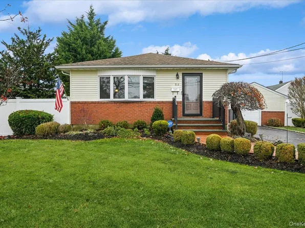331 N Michigan Avenue, Massapequa, NY 11758