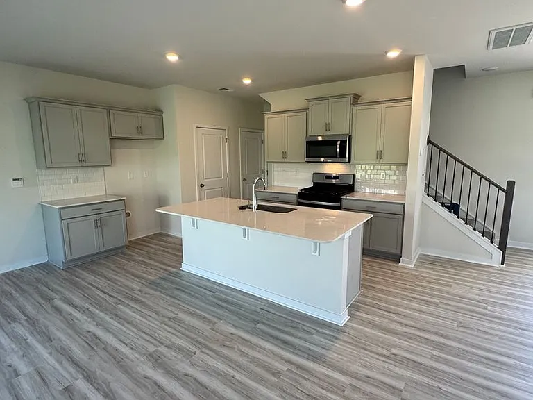647 13th Avenue Dr NE — Photo 5
