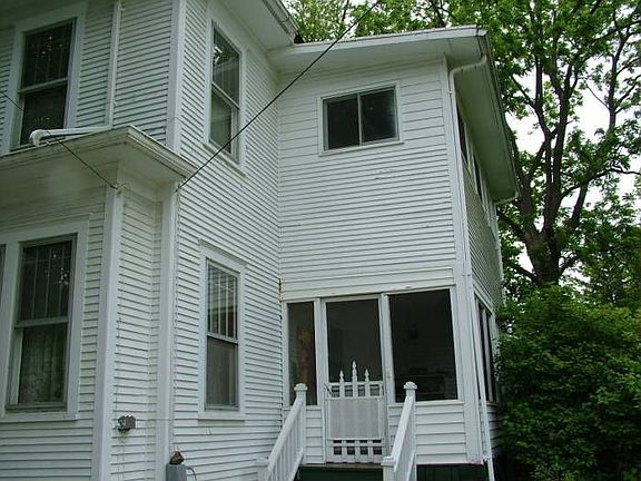 Screened-in porch in back