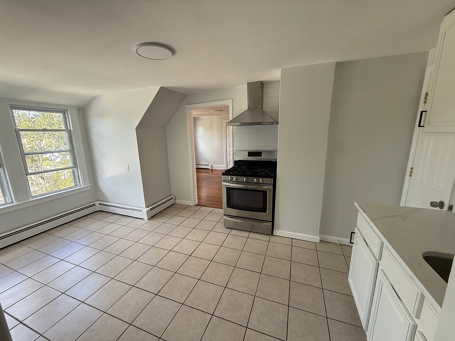 3 bed, $1,900 — Photo 3