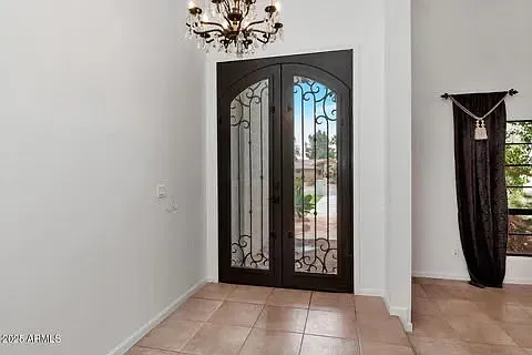 7250 E Paradise Dr — Photo 2
