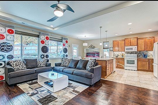 Living and kitchen/dining