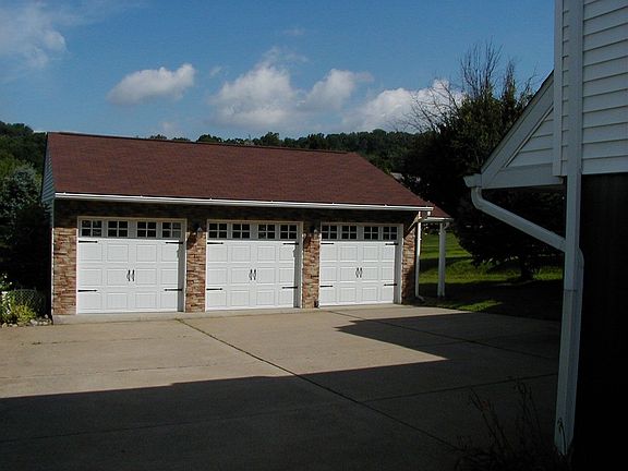 Detached garage