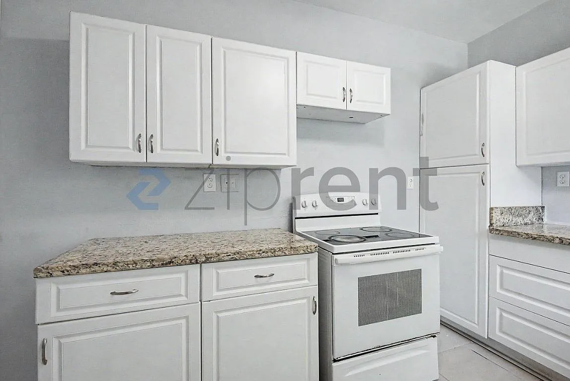 3 bed, 930 sqft, $2,300 — Photo 2