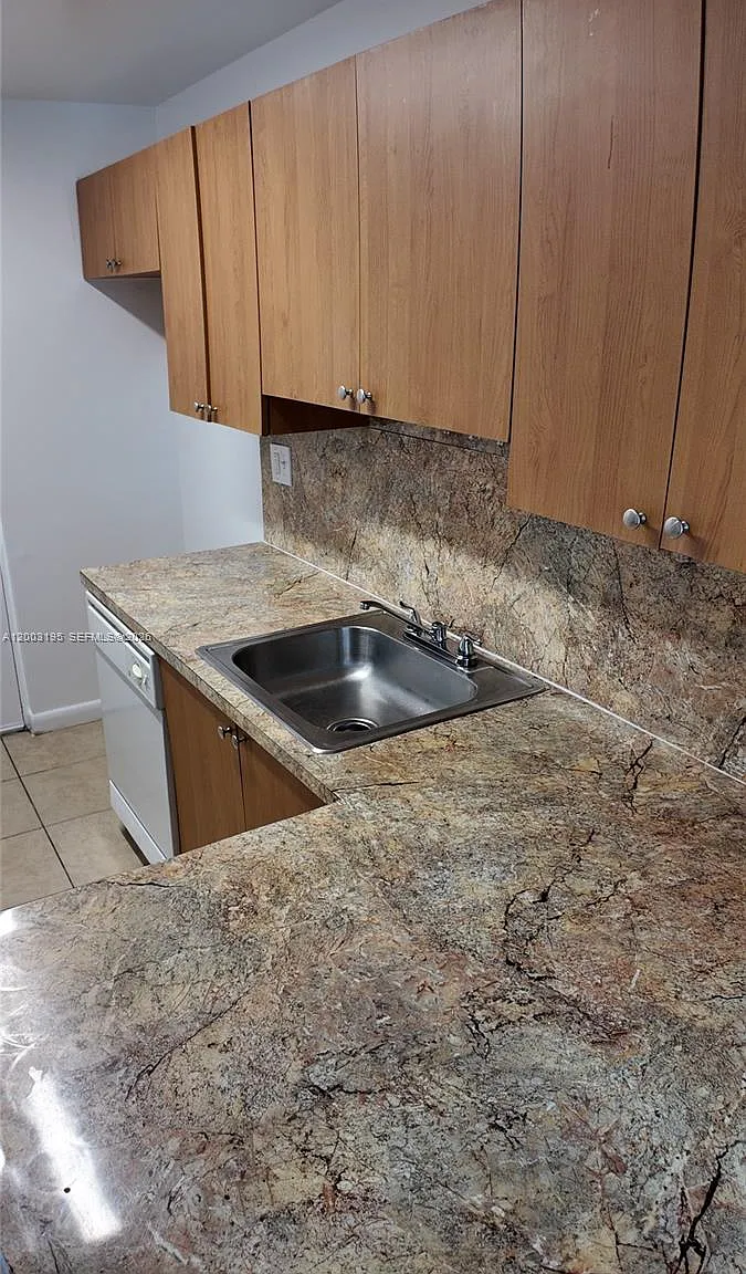 2 bed, 2.0 bath, 223601 sqft, $2,040 — Photo 3