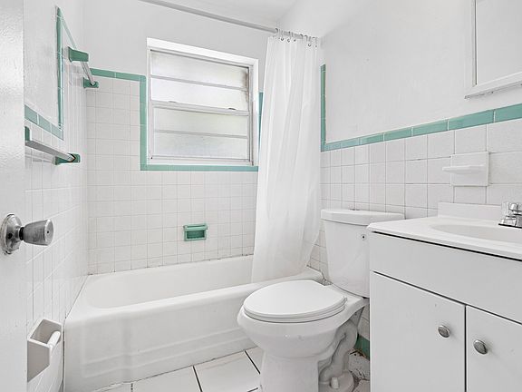 3rd image of 910 N Victoria Park Rd #208