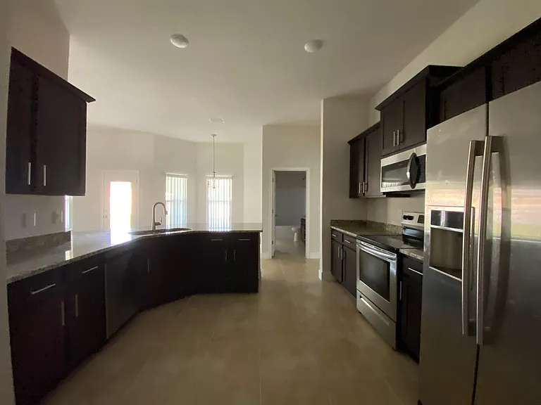 564 NW Oakmont Way — Photo 5