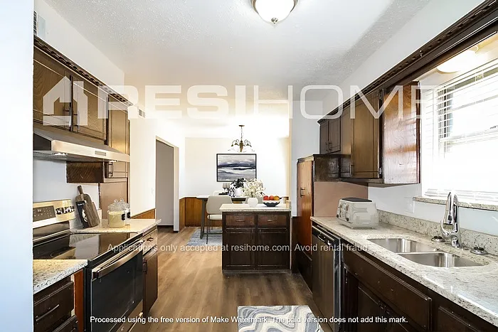 916 NW 9th St — Photo 3