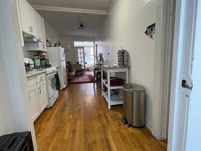 141 Montrose Ave #3R — Photo 7