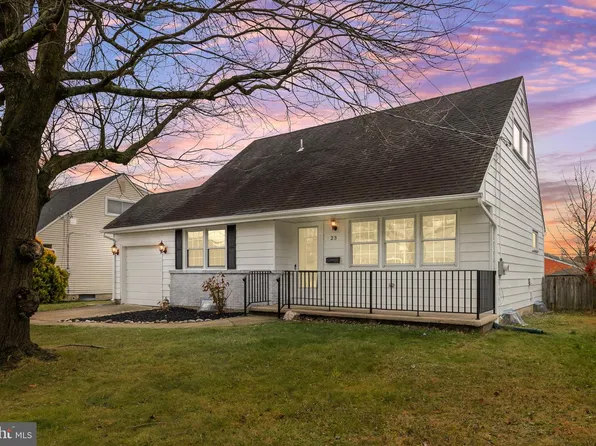 23 Mark Twain Dr, Hamilton, NJ 08690