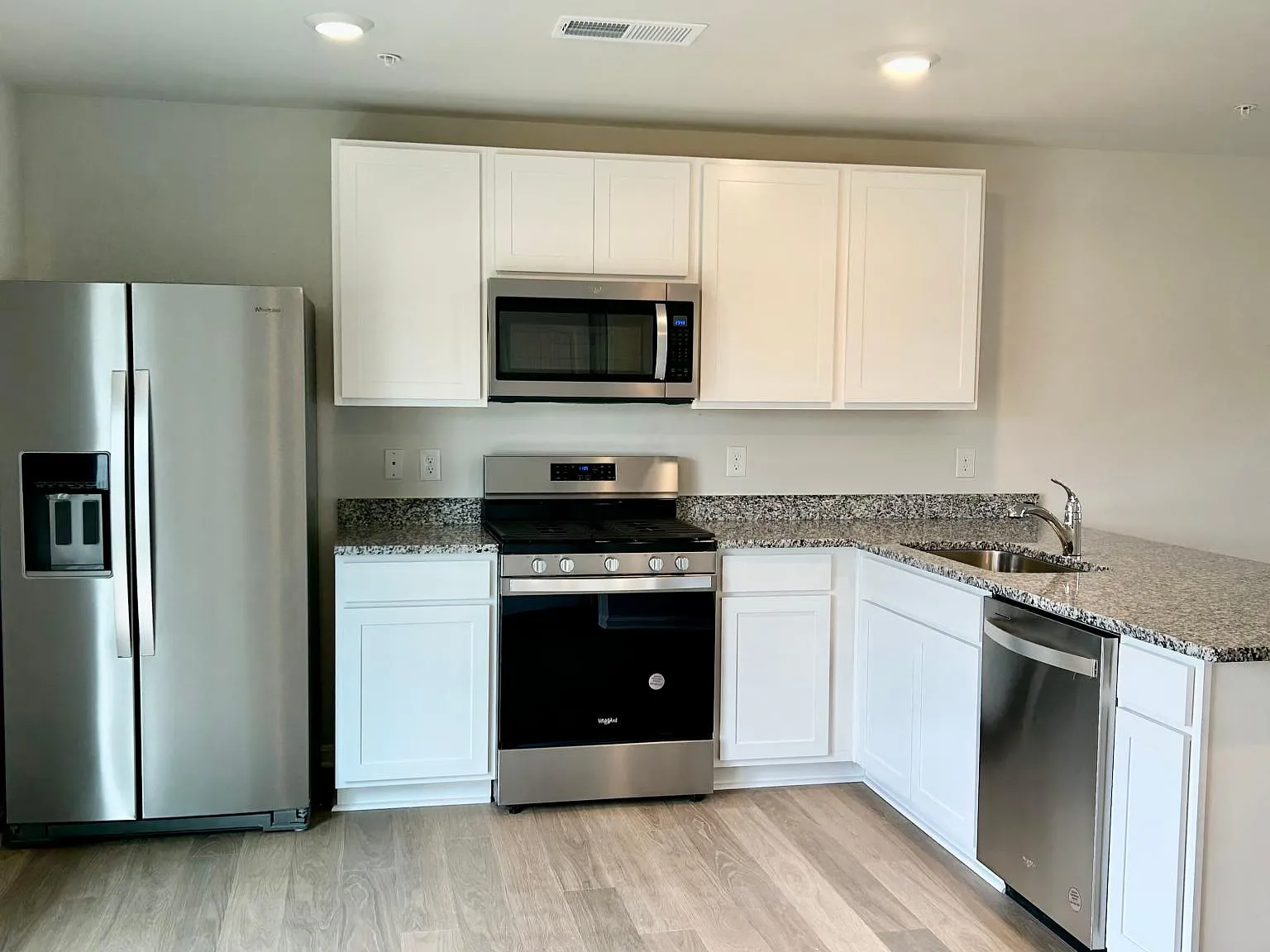 4 bed, 1649 sqft, $1,595 — Photo 3
