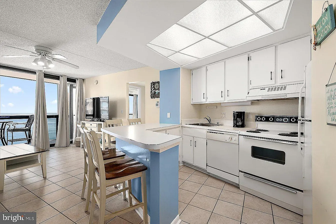 2 bed, 825 sqft, $2,300 — Photo 4