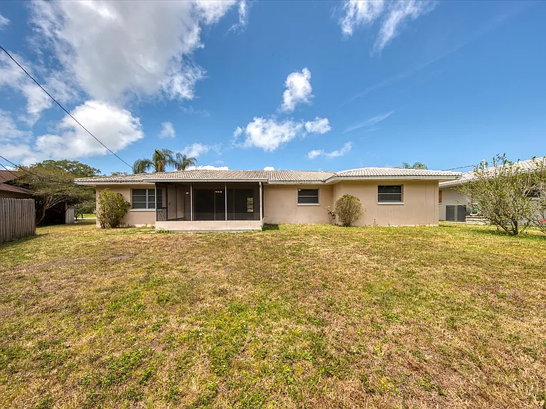 1901 Dolphin Dr — Photo 24