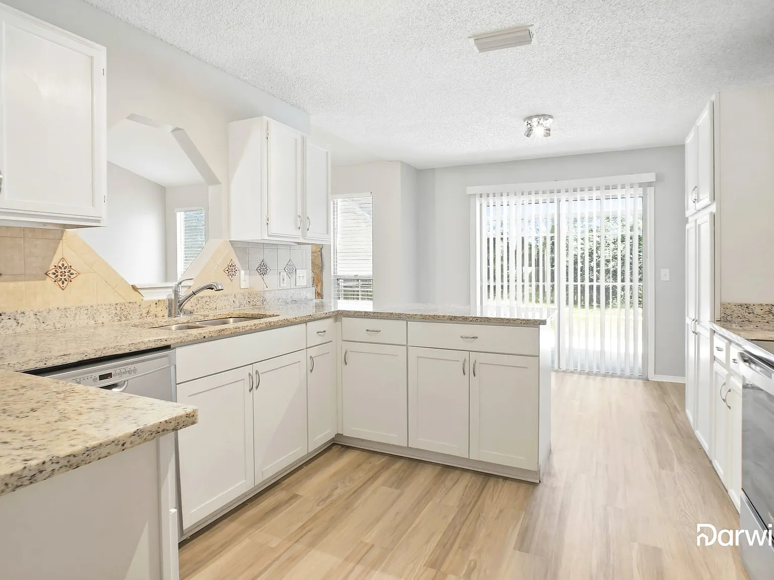 3 bed, 2.0 bath, 1330 sqft, $2,490 — Photo 3