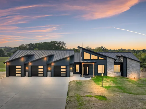 17325 Dayflower St, Dubuque, IA 52001