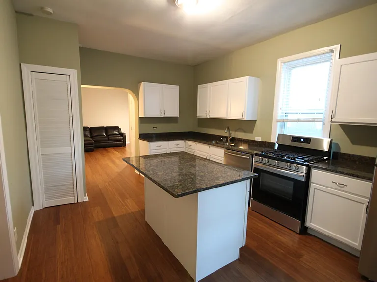 2115 W Wellington Ave #1R — Photo 6