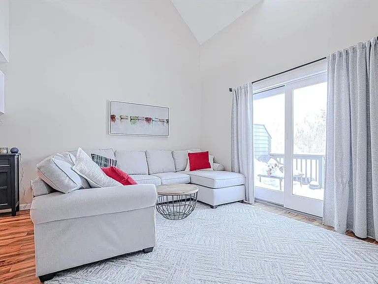 35 Montrose Dr — Photo 10