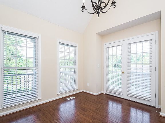 3rd image of 39 Crestview Dr
