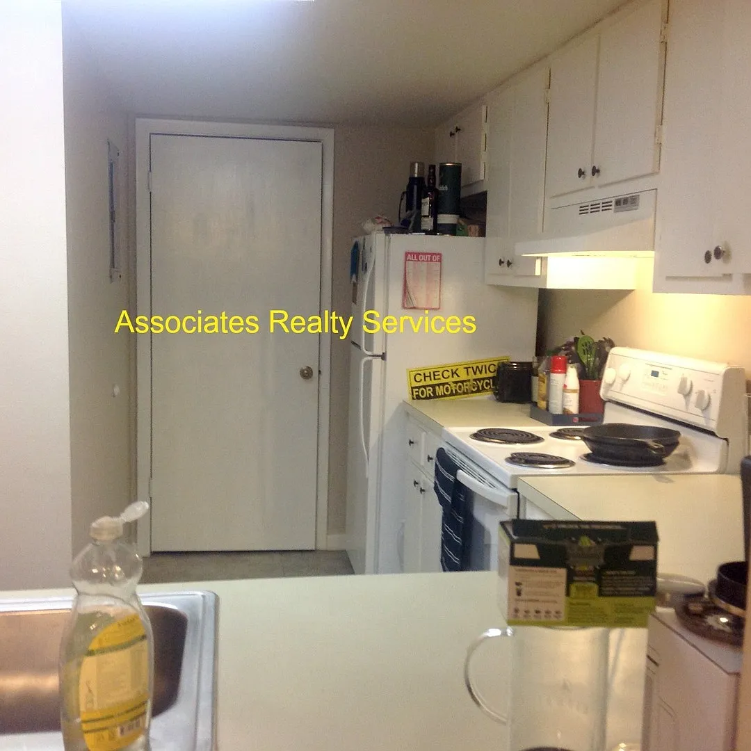 End unit in Tiffany, Look! SubLease — Photo 2