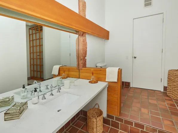 427 Washington Street image 9 of 17